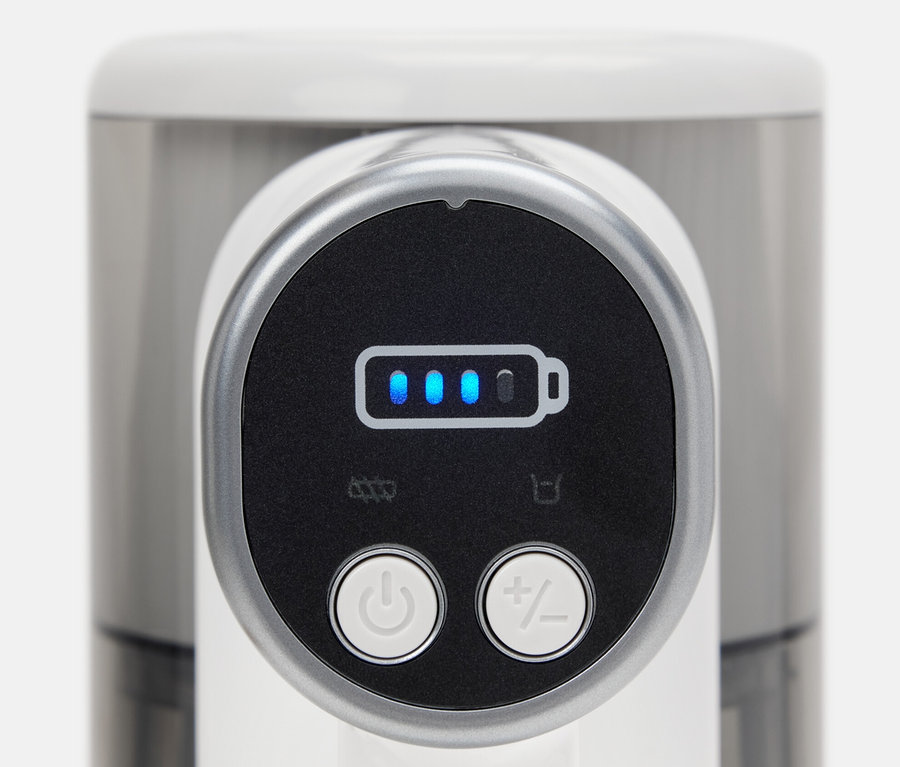 Szczegół profesjonalnego odkurzacza bezprzewodowego ze wskaźnikiem naładowania baterii.