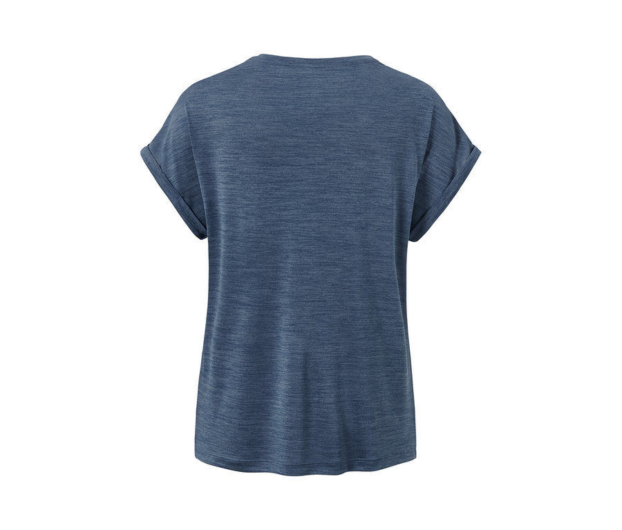 Granatowa koszulka funkcyjna z podwiniętymi rękawami.