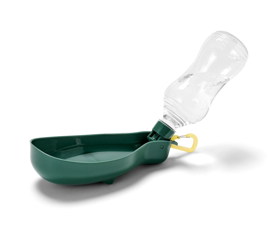 Zielona butelka dla psa z miską i żółtym karabińczykiem.