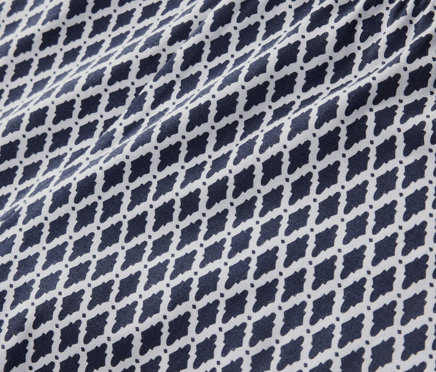 Zbliżenie na wzorzyste legginsy o długości 3/4.