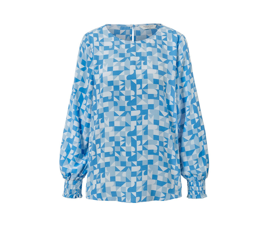 Niebieska bluzka z geometrycznym nadrukiem.