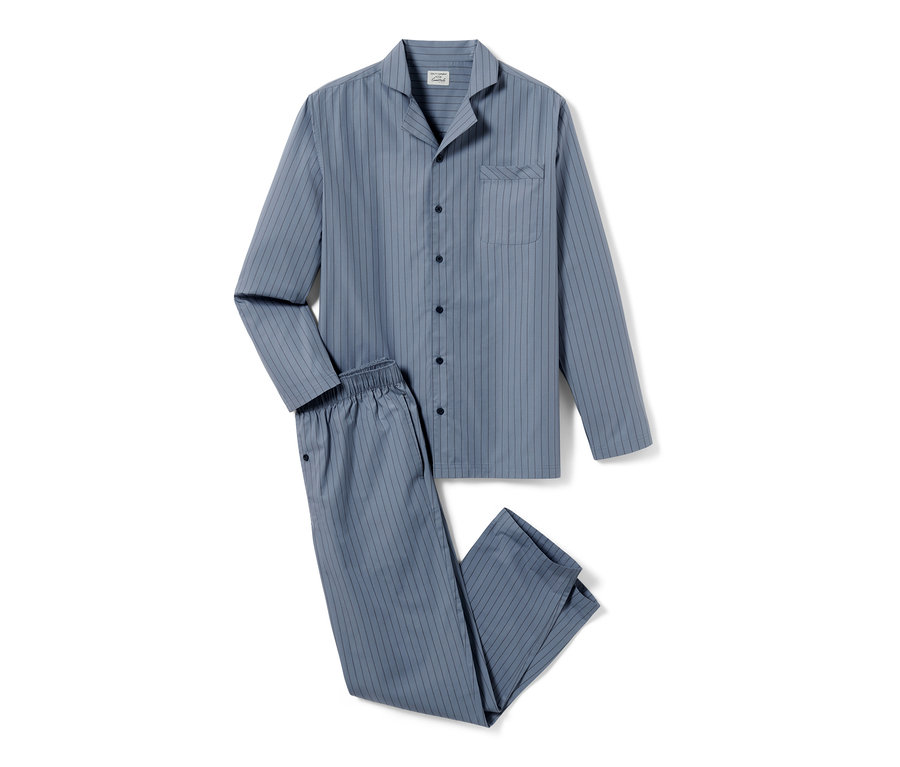 Leży niebieska piżama z tkaniny w paski.