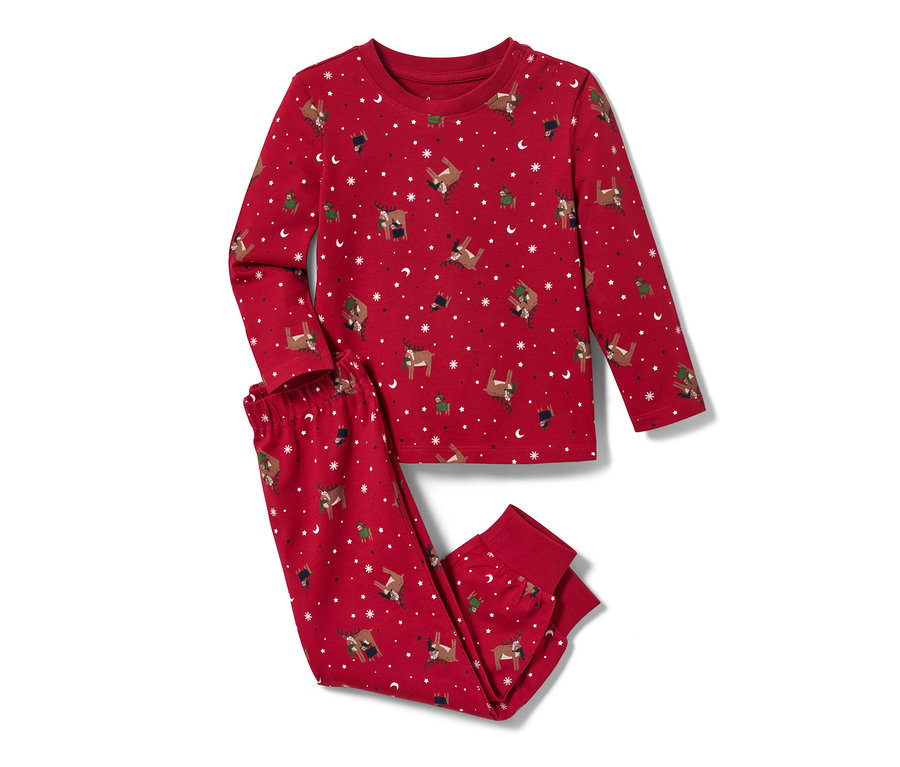 Czerwona dziecięca piżama z dżerseju we wzór reniferów i płatków śniegu.