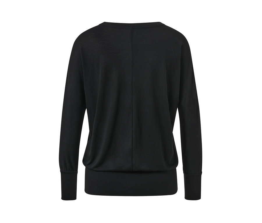 Szczegółowy widok z tyłu czarnej koszulki do sportu i jogi.