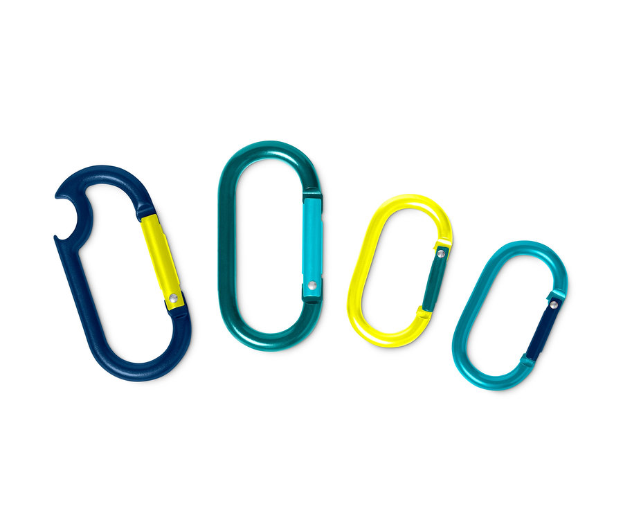 Cztery karabińczyki w różnych kolorach.