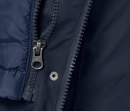 Zbliżenie na niebieski płaszcz outdoorowy z kamizelką 3 w 1 z zamkiem błyskawicznym.