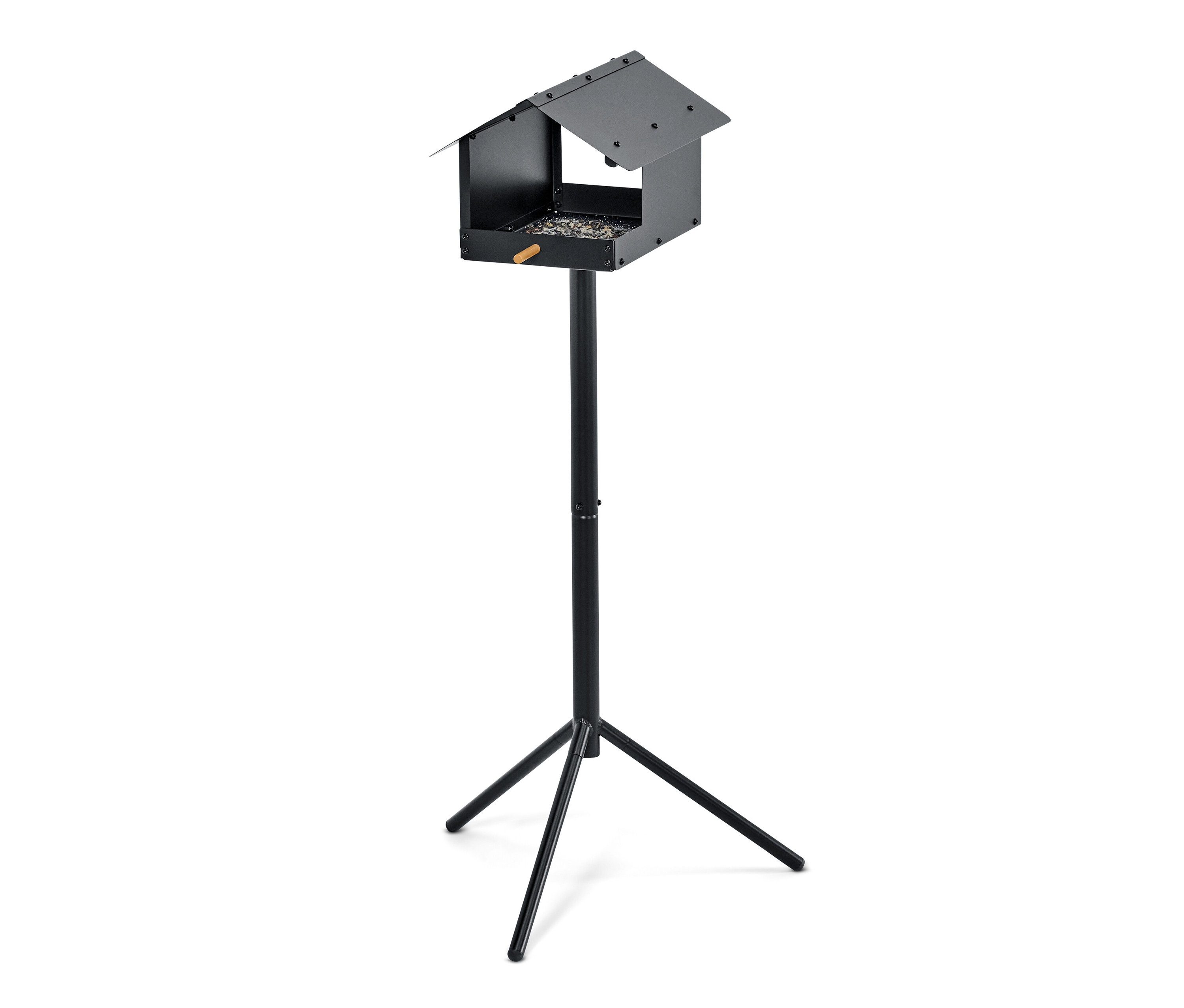 Czarny karmnik dla ptaków na stojaku.