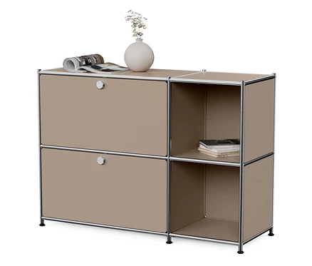 Szarobrązowa metalowa szafka typu sideboard „CN3” z 2 klapami. Na górze wazon, czasopismo i okulary.