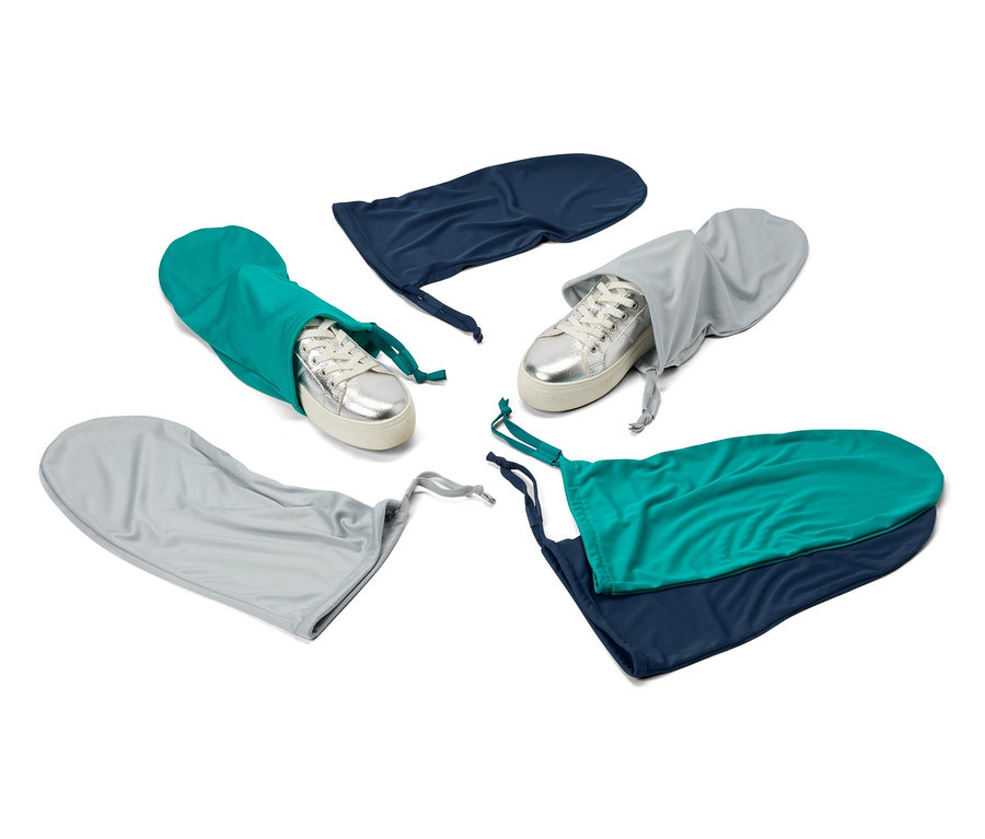 Srebrne tenisówki w niebieskich, zielonych i szarych podróżnych workach na buty i bieliznę, 6 sztuk.