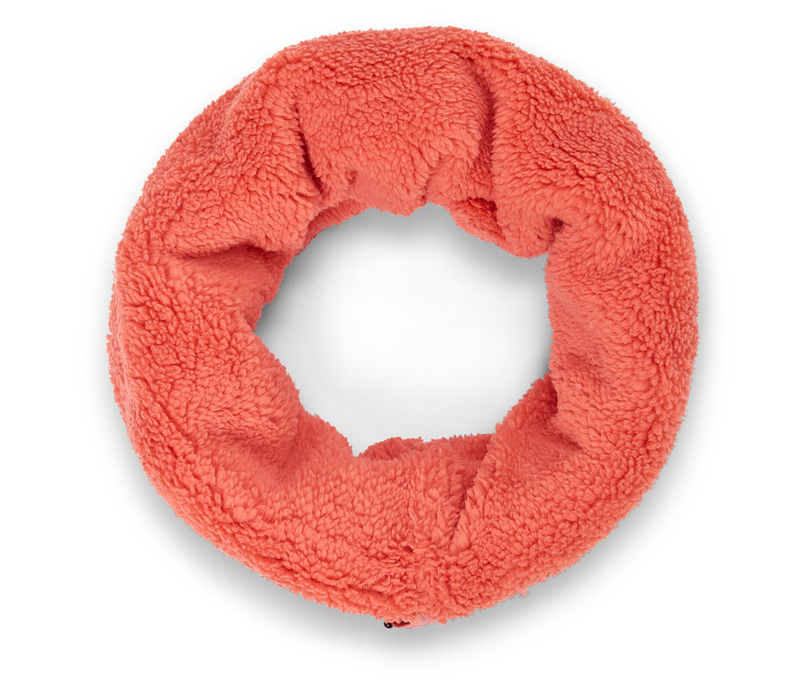 Koralowy komin z imitacji futra na białym tle.