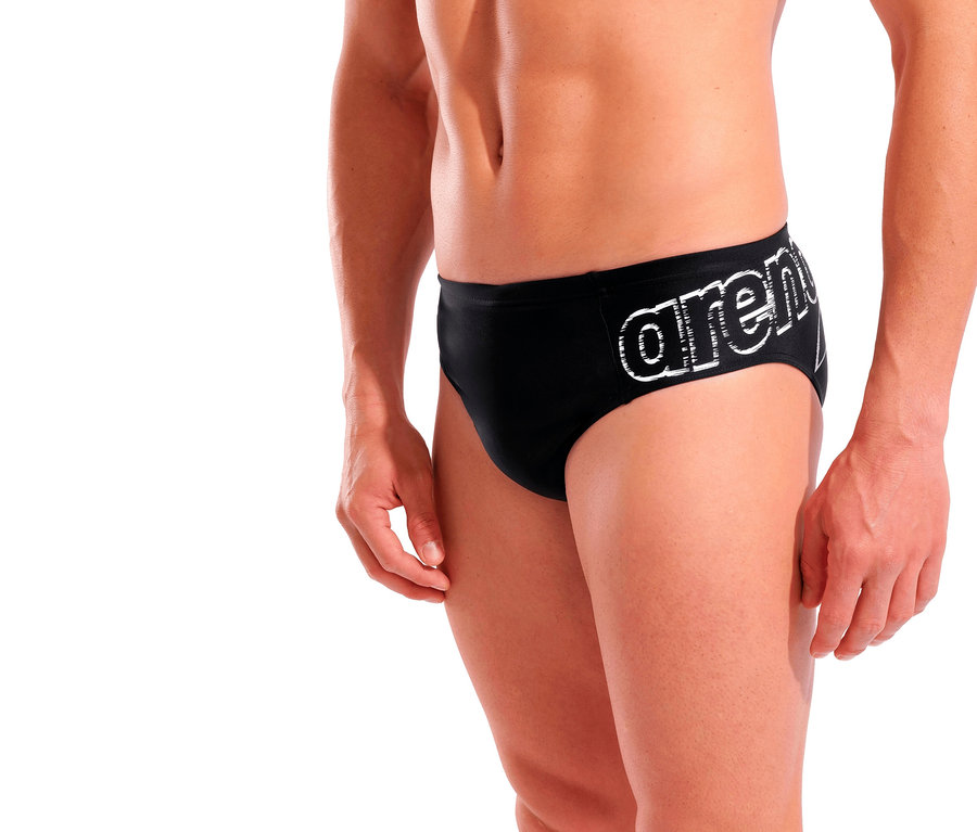 Mężczyzna pozuje w czarnych kąpielówkach arena Scratchy.