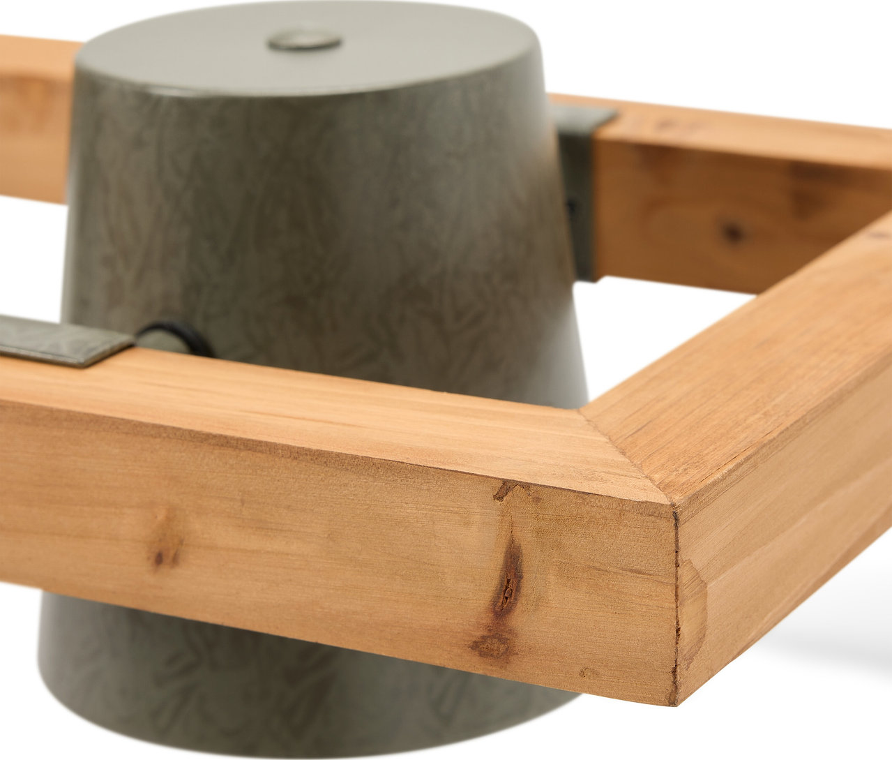 Szczegół szarego stojaka na choinkę z drewnianą ramą.