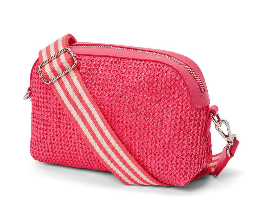 Szczegół różowej torebki na ramię z paskiem w paski.