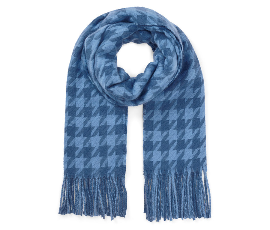 Niebieski szal w pepitkę z frędzlami na białym tle.