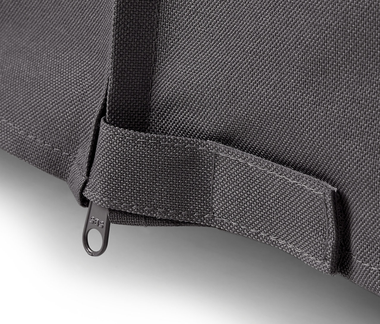 Szczegół szarej osłony premium na duże stoły ogrodowe z zamkiem błyskawicznym.
