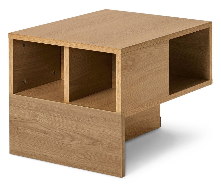 Jasnobrązowy drewniany stolik kawowy z otwartymi przestrzeniami do przechowywania.