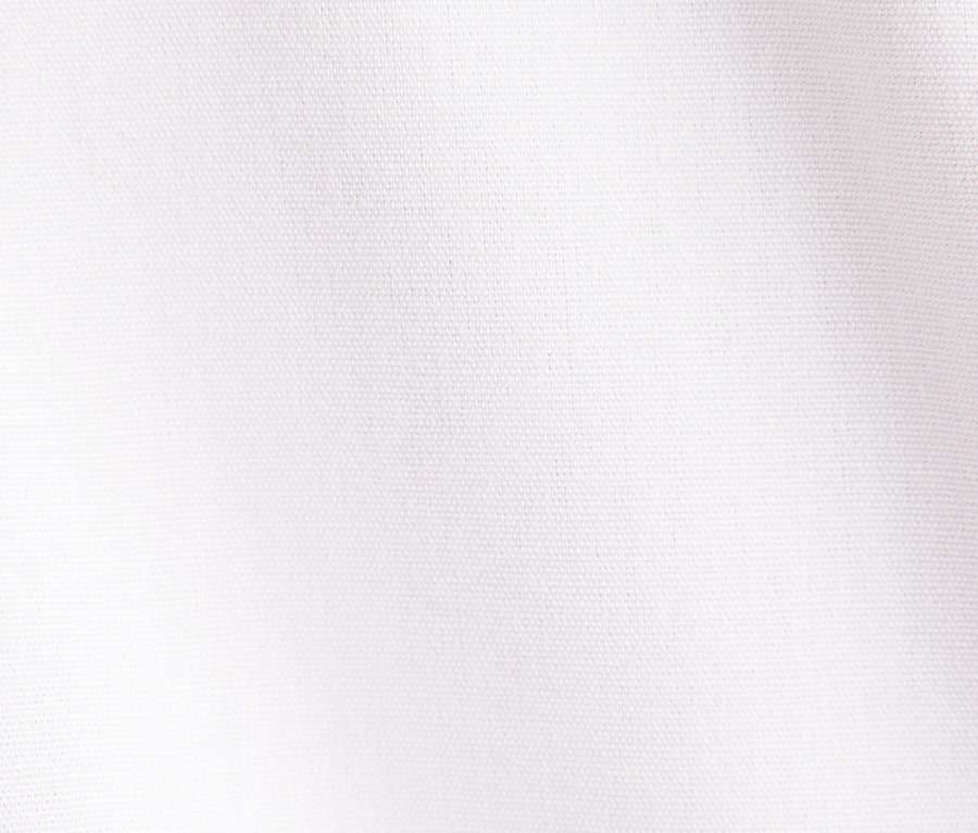 Zbliżenie białej tkaniny o delikatnej fakturze i łagodnym cieniu.