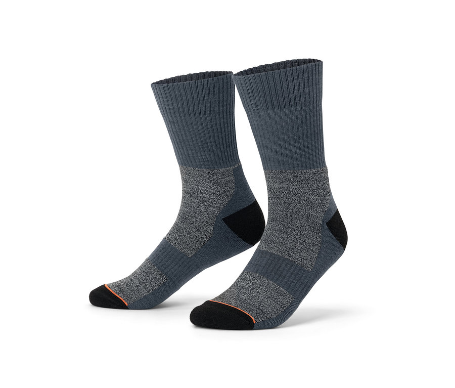 Para szaro-czarnych skarpet trekkingowych z wełny merino.