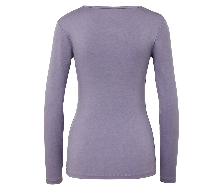 Widok z tyłu liliowej bluzki z długim rękawem.