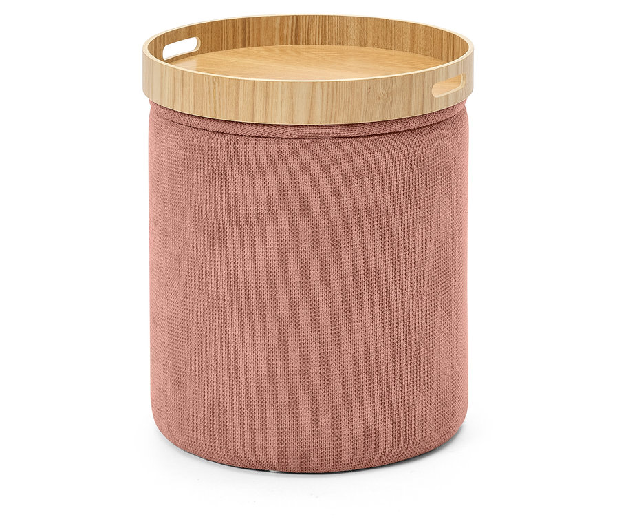 Różowa pufa z drewnianą tacą na białym tle.