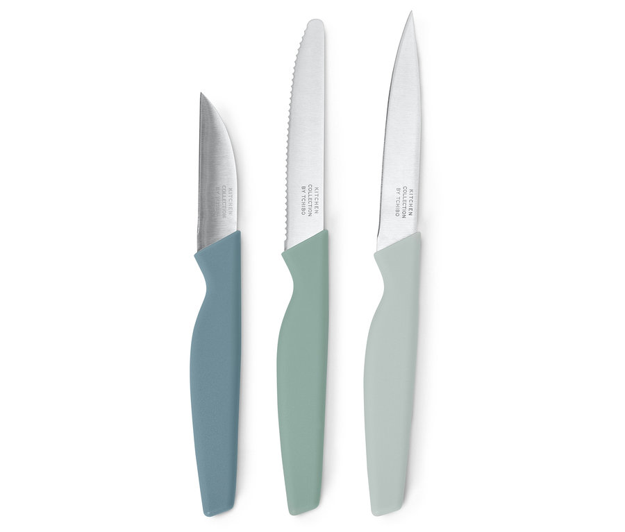 Trzy noże z kolorowymi uchwytami na białym tle.