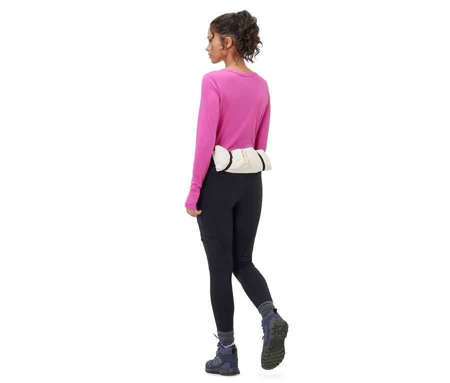 Kobieta widziana od tyłu w legginsach outdoorowych.