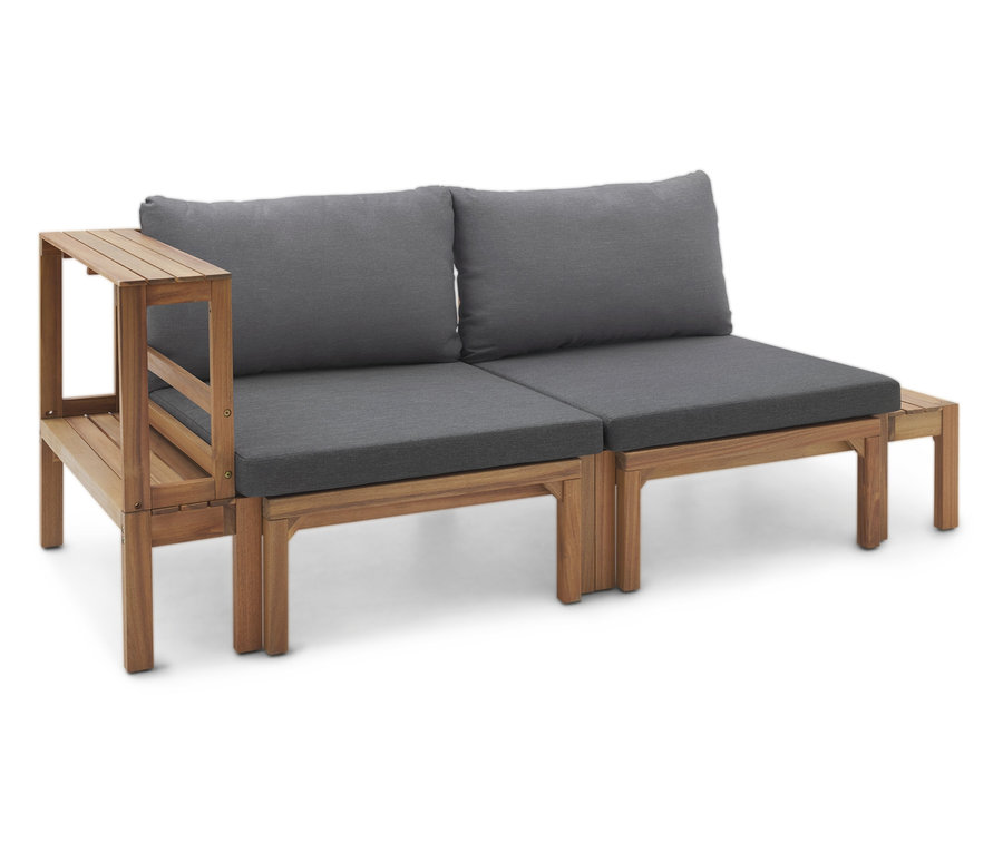 Drewniana sofa ogrodowa z szarymi poduszkami i stolikiem bocznym.