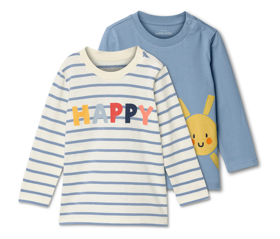 Dwa dziecięce T-shirty z długim rękawem leżą jeden na drugim. Jeden jest w paski biało-niebieskie z napisem HAPPY, drugi jest niebieski z żółtym słońcem.