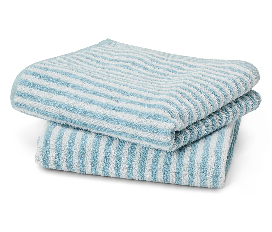 Stos trzech ręczników w jasnoniebieskie i białe paski.