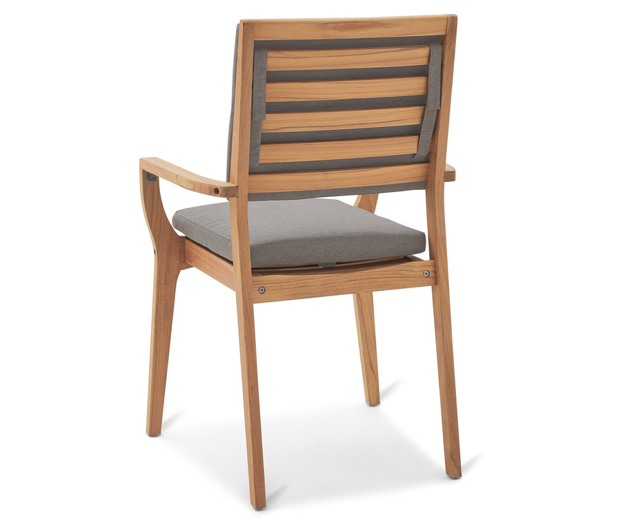 Widok z tyłu drewnianego krzesła z szarymi akcentami i szarą poduszką.