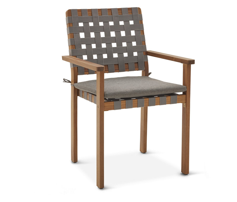 Na białym tle stoi krzesło ogrodowe z plecionką i możliwością ustawiania jedno na drugie.