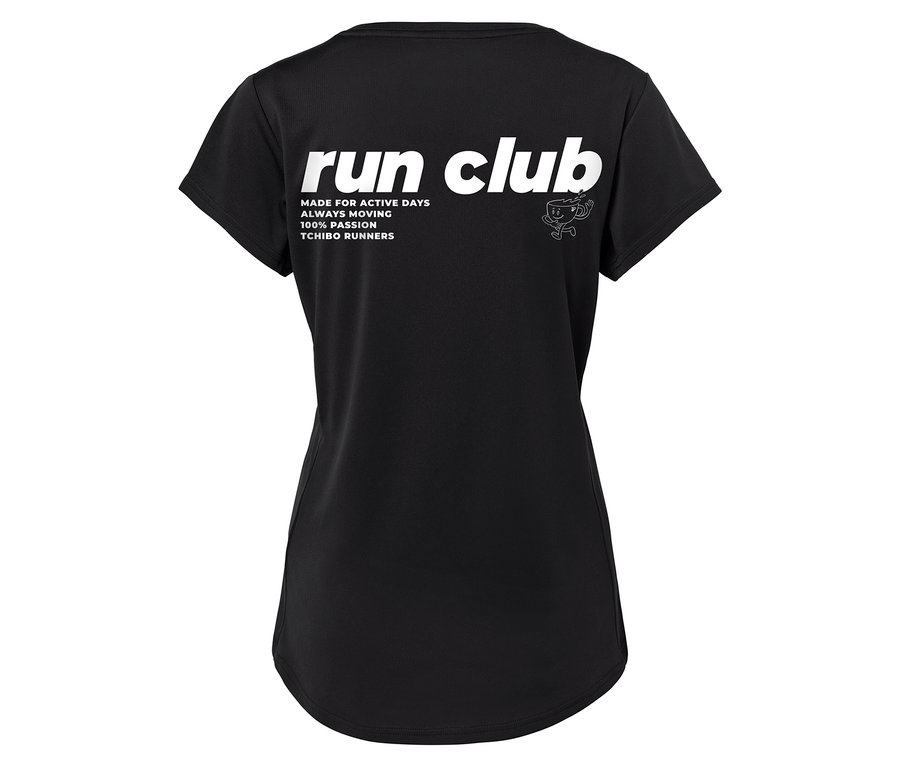 Czarne sportowa koszulka z białym napisem "run club", hasłem i logo Tchibo.