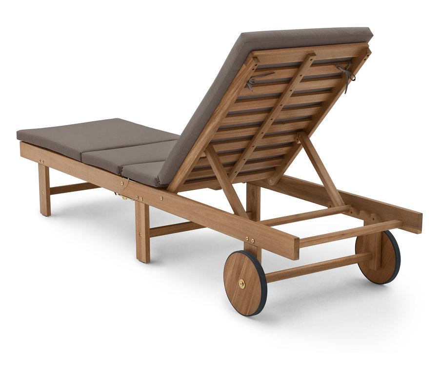 Drewniany leżak z szarymi poduszkami na białym tle.