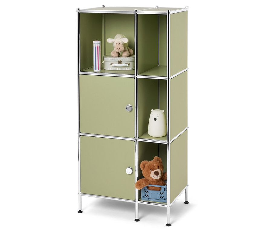 Zielony, modułowy regał z zabawkami i przedmiotami dekoracyjnymi.