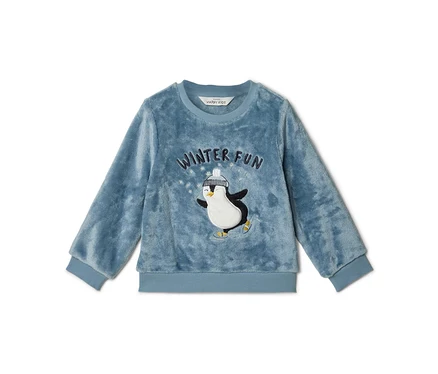 Niebieska, puszysta bluza dziecięca z motywem pingwina jeżdżącego na łyżwach i napisem "WINTER FUN".