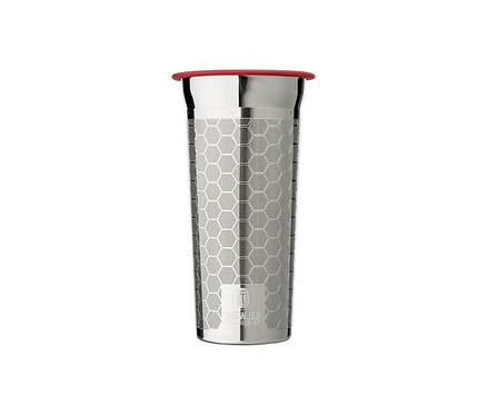 Metalowy słoik z zaparzaczem na zimno »BrewJar« z czerwoną pokrywką.