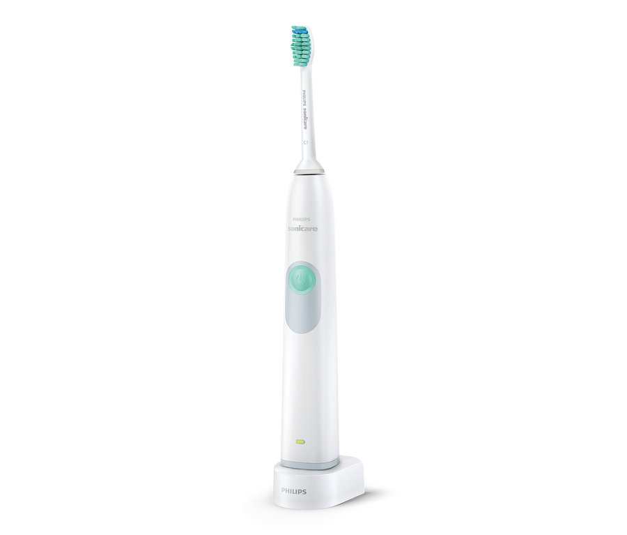 Biała elektryczna szczoteczka do zębów Philips HX6221/21 »DailyClean 3100« na podstawie ładującej.
