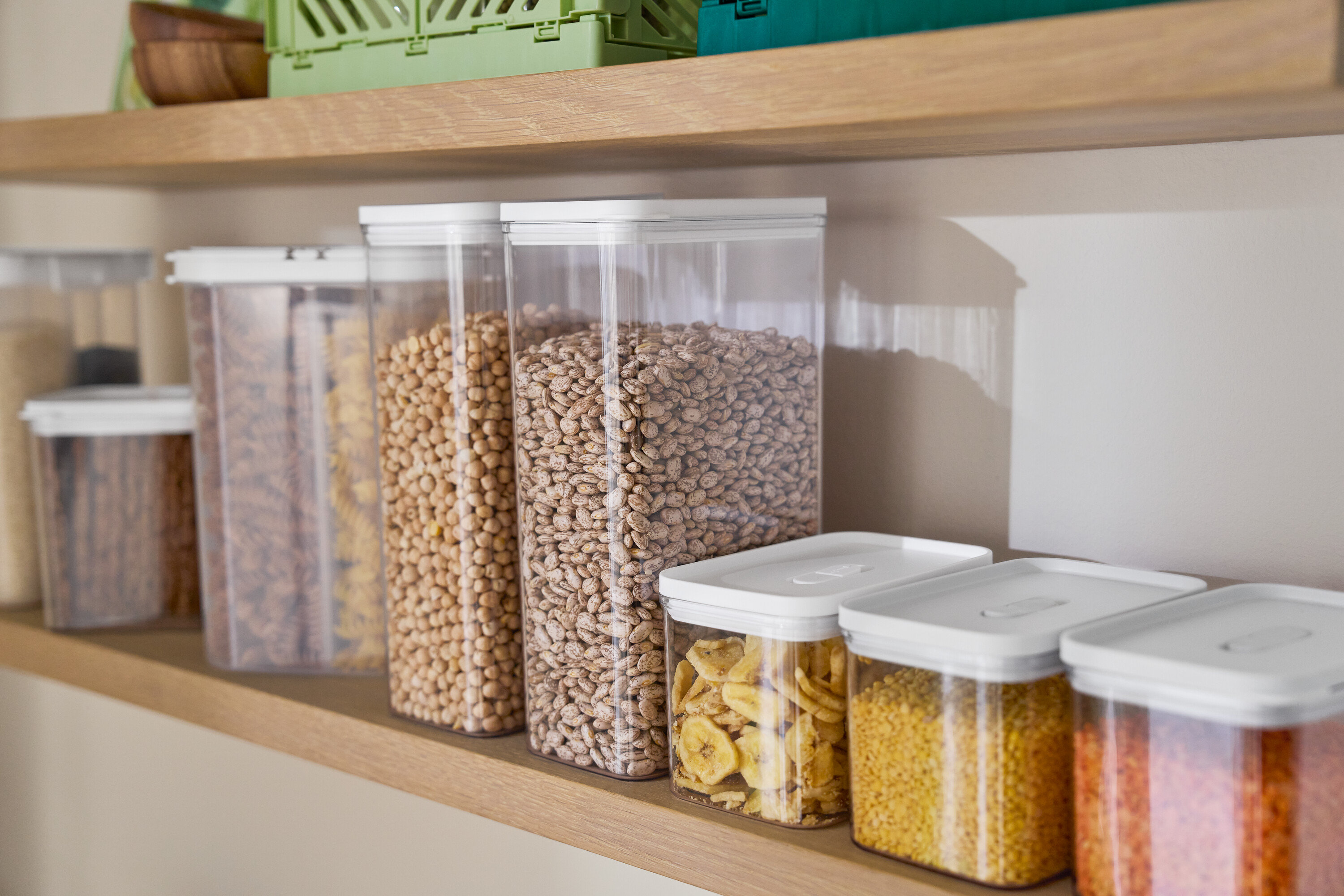 Na półce stoją pojemniki na żywność różnej wielkości, w tym pojemnik na żywność 4 w 1 i pojemnik na żywność 2 w 1.