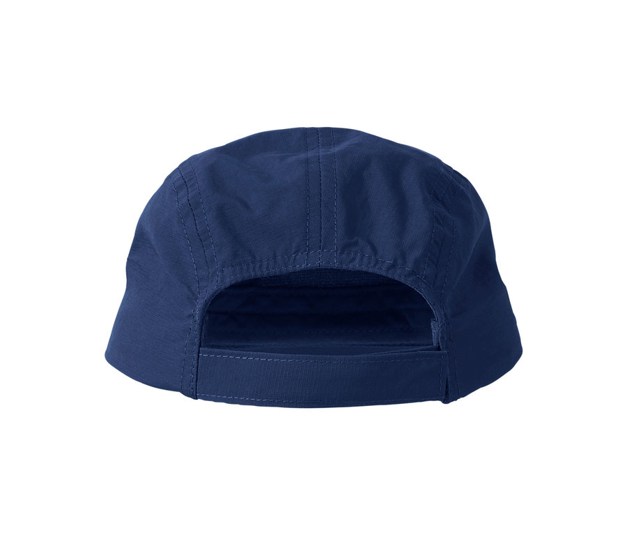 Widok z tyłu na granatową dziecięcą czapkę z daszkiem i osłoną na kark.