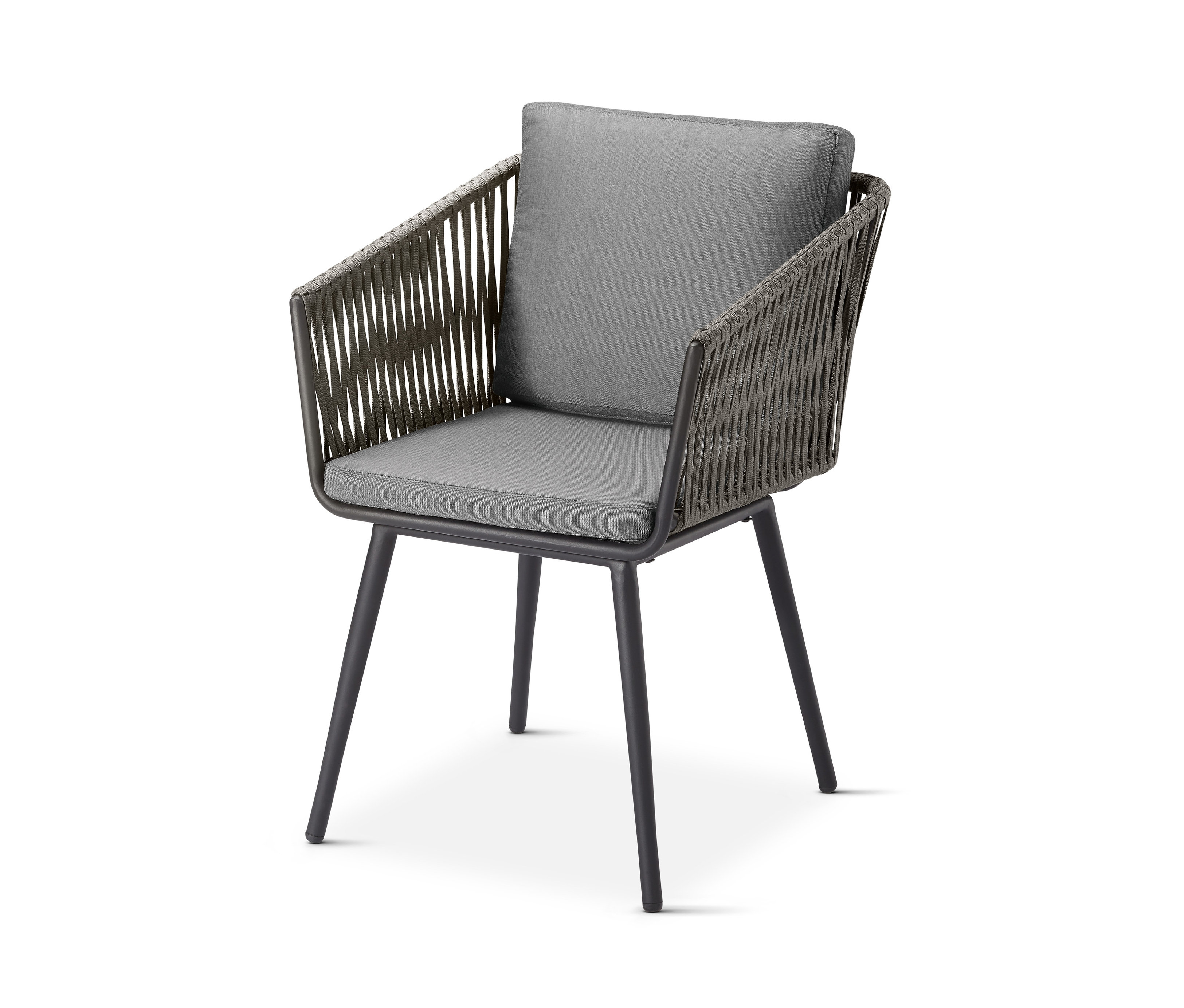 Zbliżenie na szary fotel ogrodowy »rope« z poduszkami i ażurową plecionką.