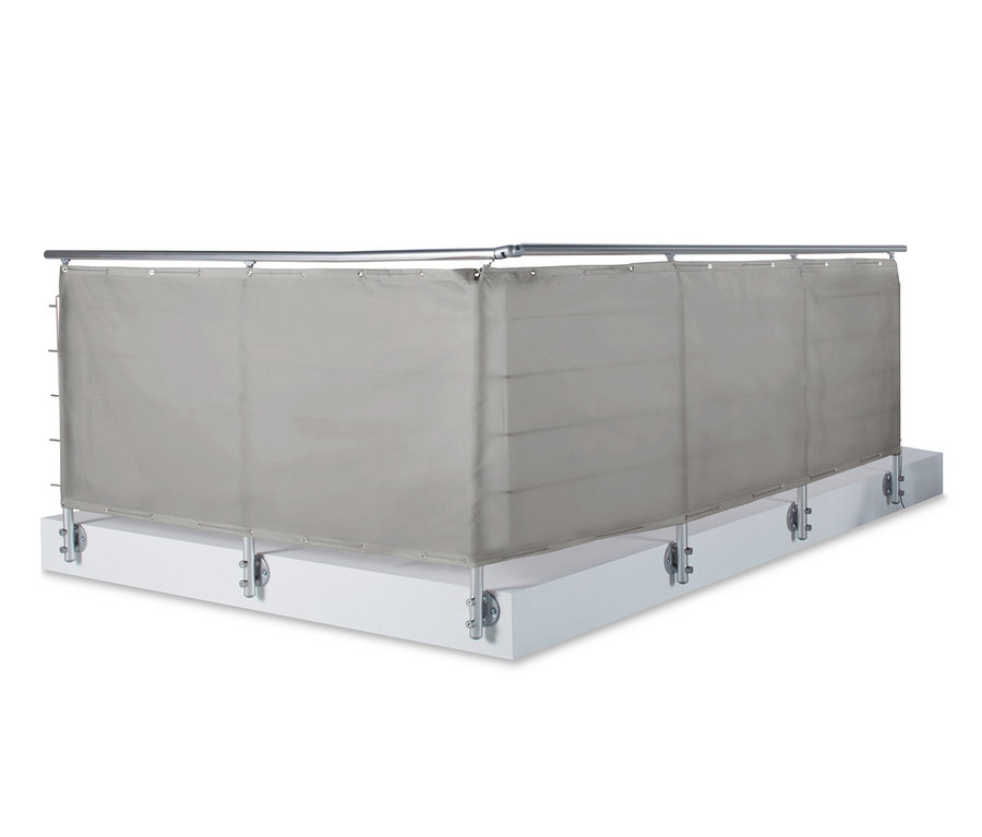 Szary parawan balkonowy chroniący przed wiatrem i wzrokiem przymocowany jest do srebrnej balustrady.