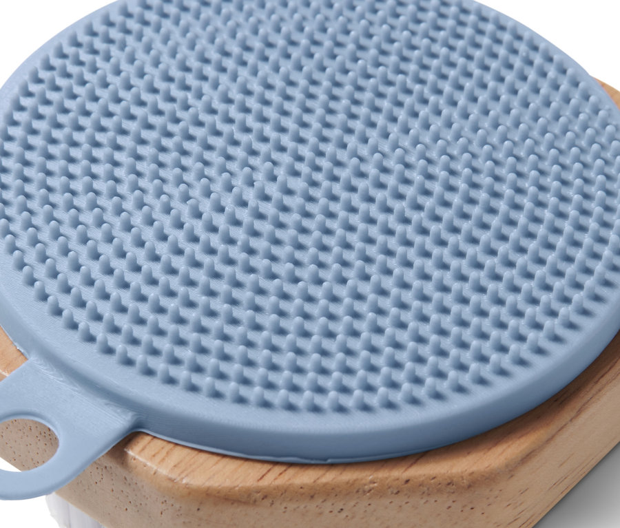 Zbliżenie na szczoteczkę do twarzy.