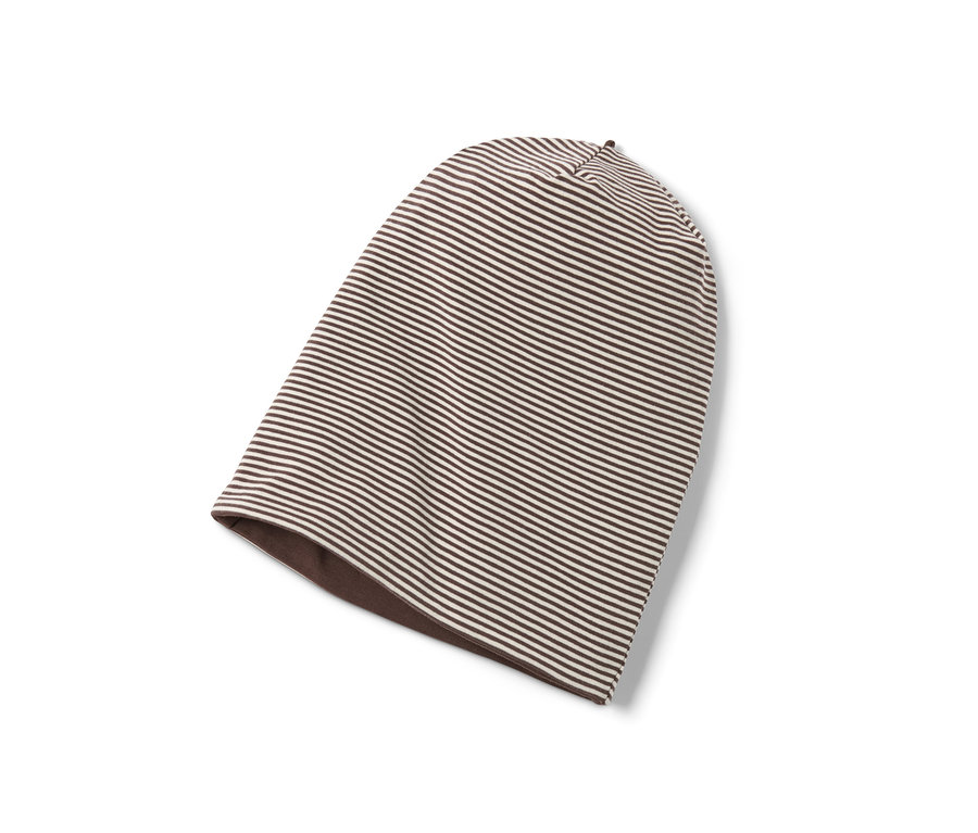 Brązowa dwustronna czapka w paski.