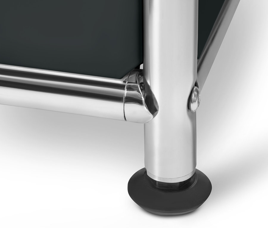 Fragment czarnej, metalowej szafy »CN3«.