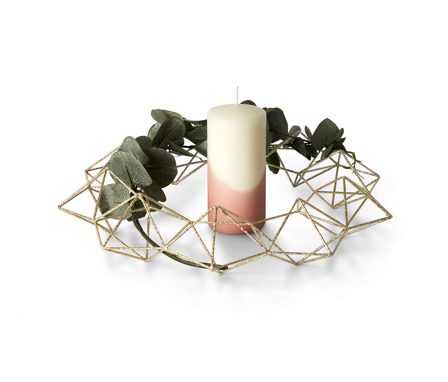 Wieniec dekoracyjny ze świecą dwukolorową i zielonymi liśćmi.