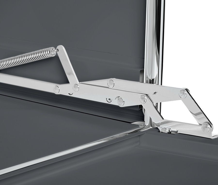 Szczegół szarej metalowej szafki typu sideboard »CN3« z klapami i srebrnym mechanizmem.
