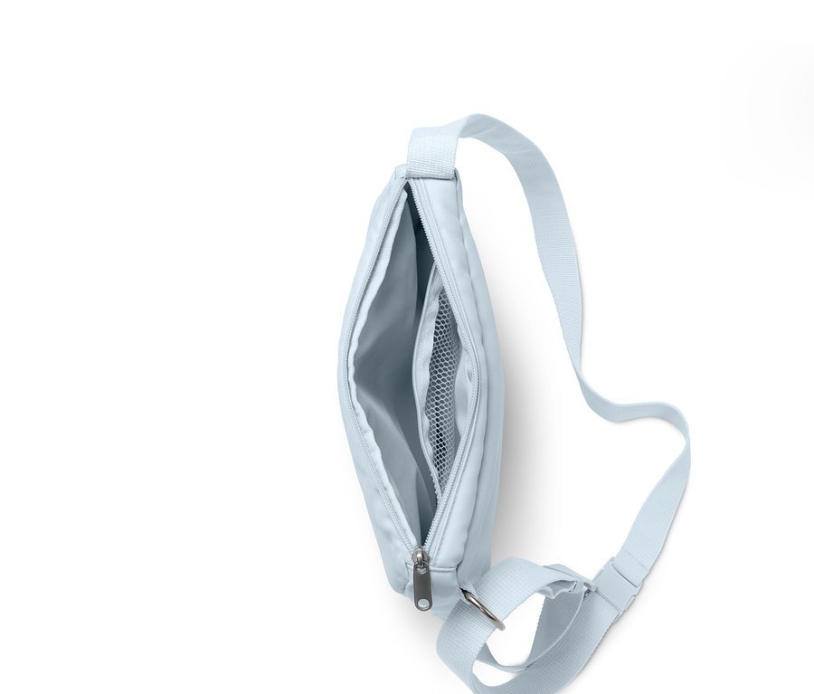 Jasnoniebieska torba na ramię 2 w 1 z otwartą komorą główną.