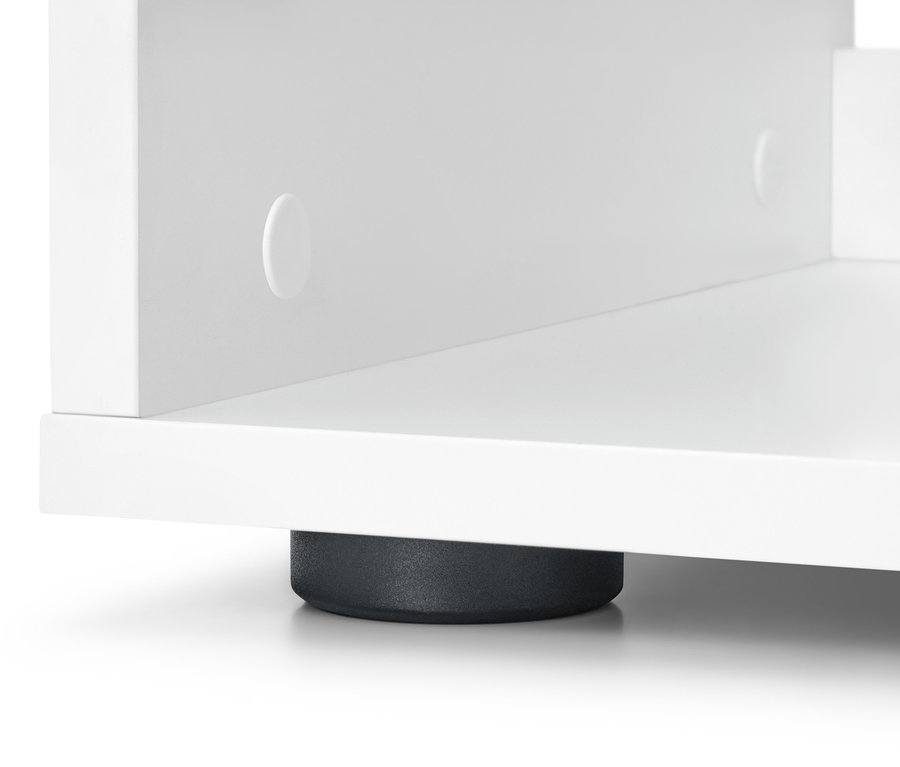 Szczegół białego otwartego regału z czarną nogą.