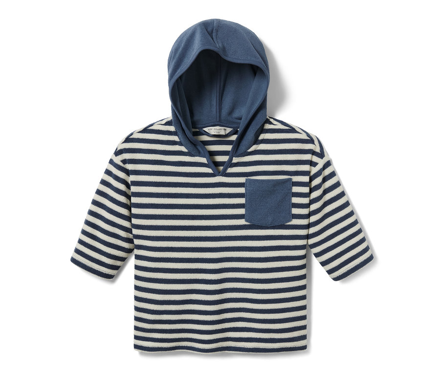 Pasiasta koszulka dziecięca z materiału frotté z kapturem i kieszenią na piersi.