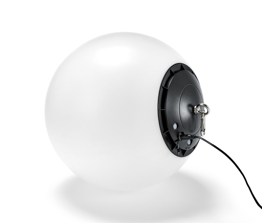 Biała lampa LED w kształcie kuli z czarną podstawą i kablem do ładowania.